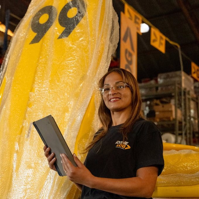 Colaboradora da Ícone Log com tablet no armazém